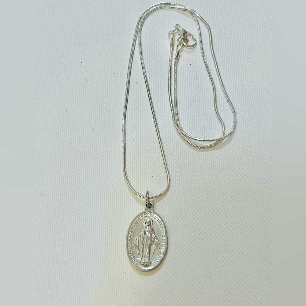 Vintage Oval Religious Virgin Mary Medal Pendant Necklace 18 inch
